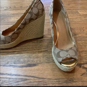 Ladies authentic coach platform shoes in GUC. Sz 9